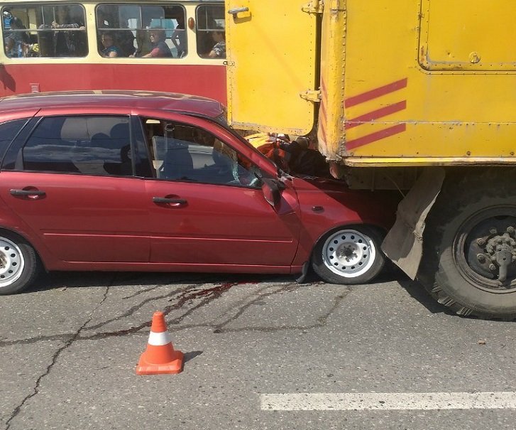 Водитель автомобиля Lada Kalina насмерть сбил рабочего ИжГЭТ в Ижевске (2).jpg