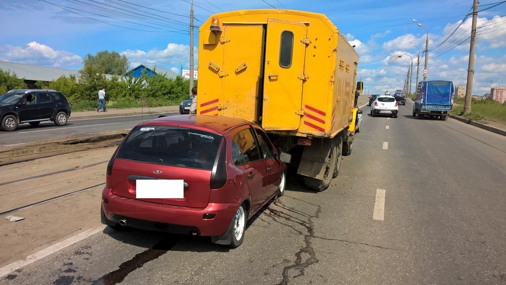 Водитель автомобиля Lada Kalina насмерть сбил рабочего ИжГЭТ в Ижевске (3).jpg
