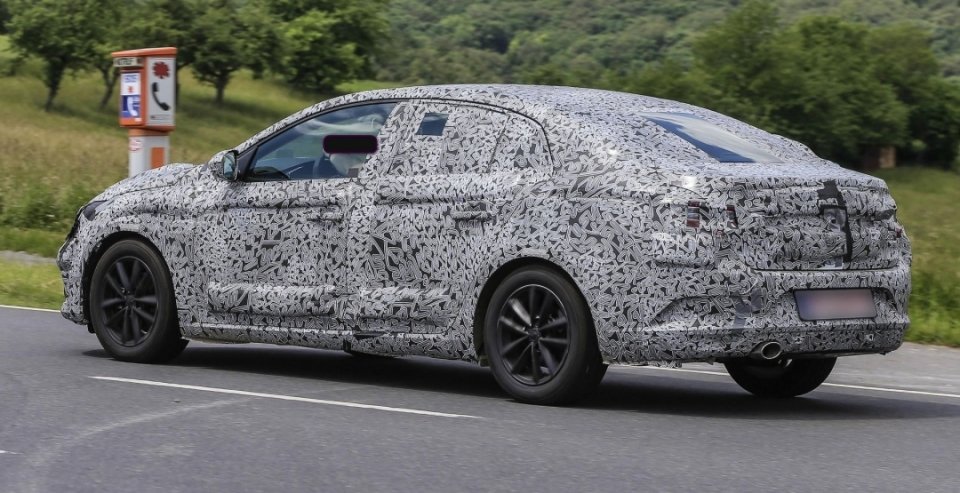 Renault приступил к тестированиям нового поколения седана Fluence (1).jpg