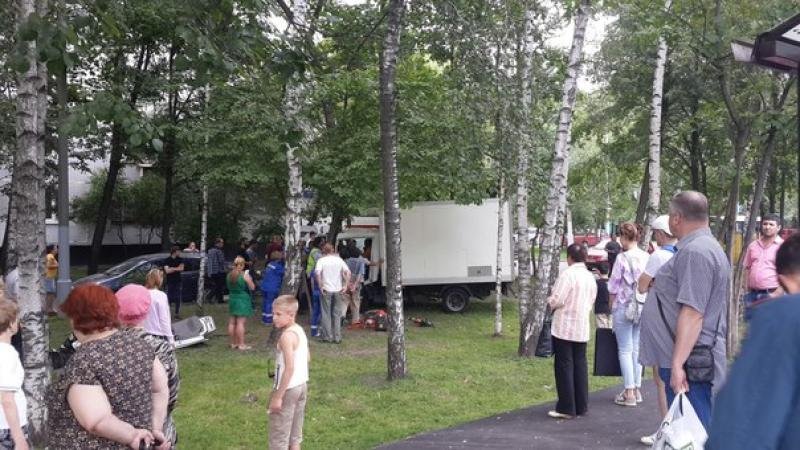 В ДТП с грузовиком и такси в Москве пострадал человек (2).jpg