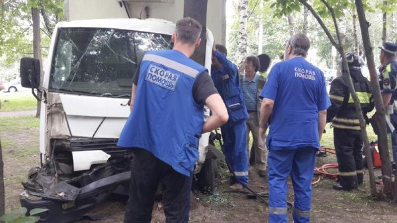 В ДТП с грузовиком и такси в Москве пострадал человек (1).jpg