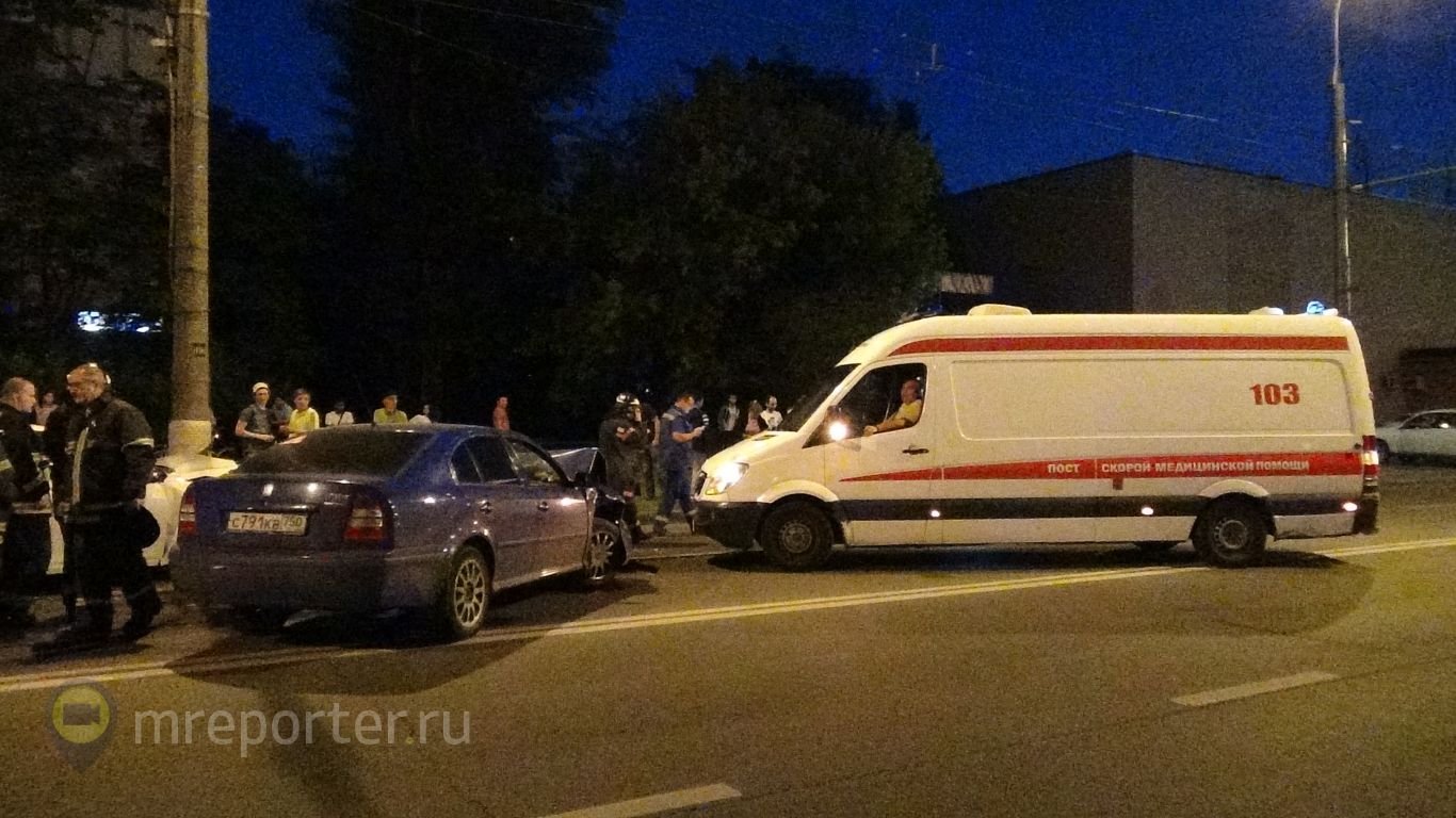 На юго-востоке Москвы сегодня вечером, 23 июня, произошло лобовое столкновение автомобилей