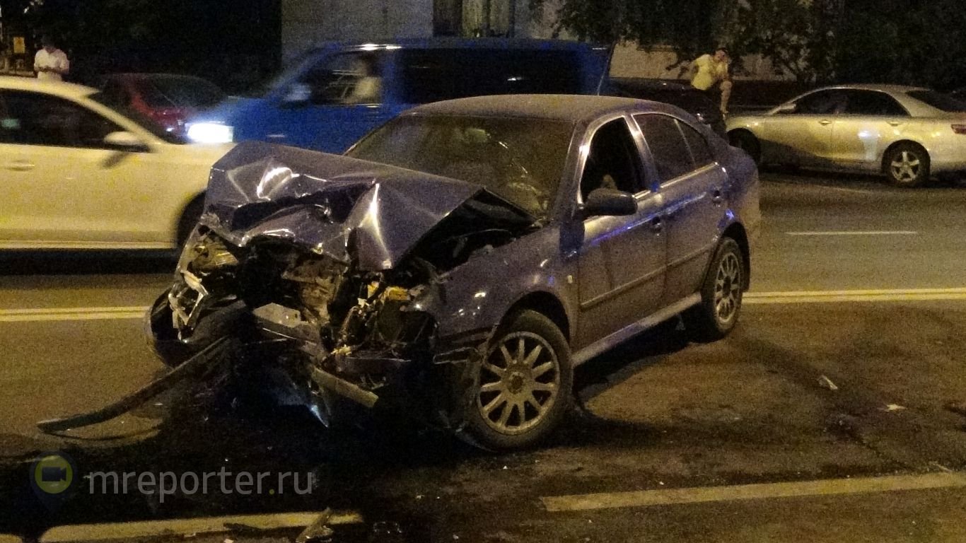 На юго-востоке Москвы сегодня вечером, 23 июня, произошло лобовое столкновение автомобилей