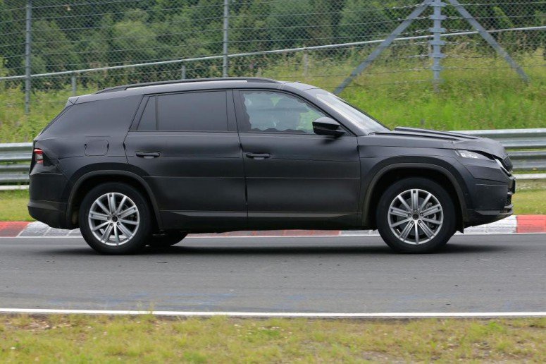 Новый Skoda Kodiaq замечен на тестах в Нюрбургринге (4).jpg