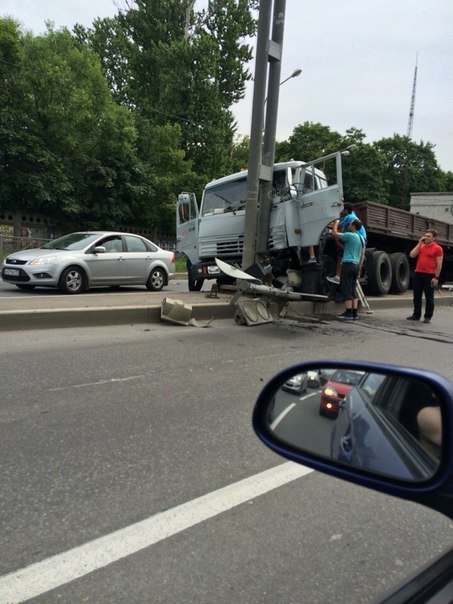 В Петербурге на Митрофаньевском шоссе  "КамАЗ" врезался в столб