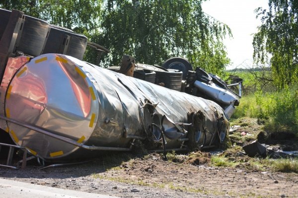 Под Воронежем столкнулись молоковоз раздавил легковушку