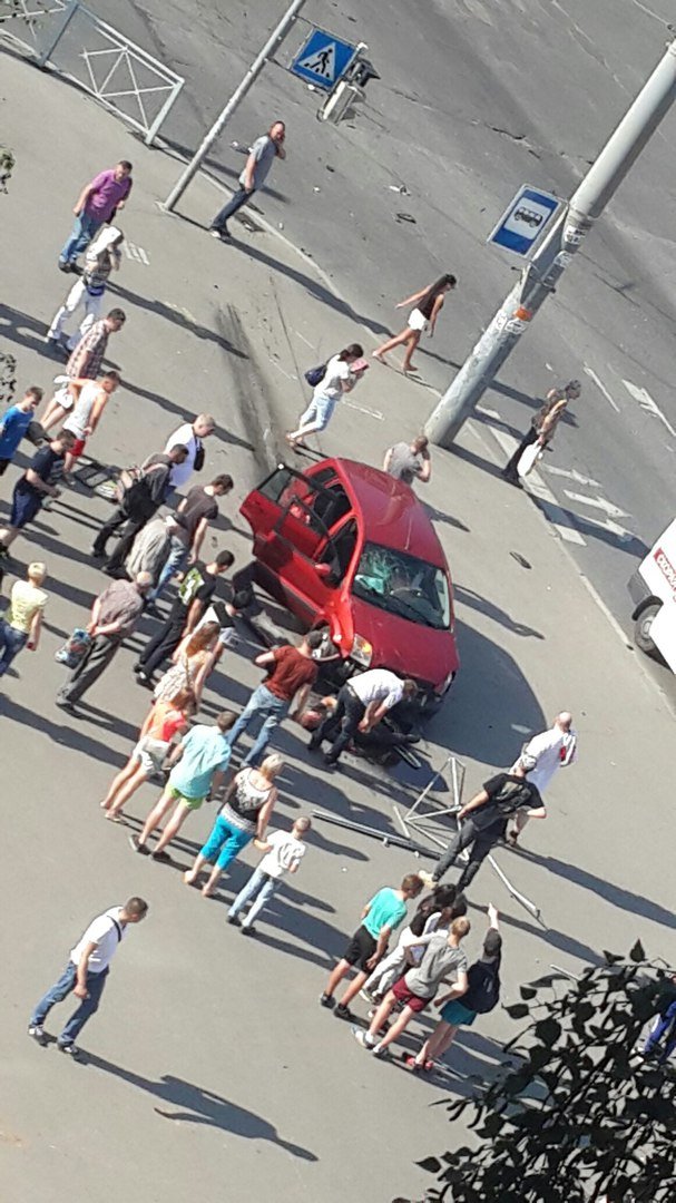 На проспекте Наставников в Петербурге машина сбила человека на тротуаре (4).jpg