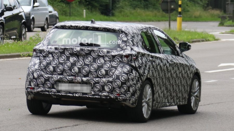 В Сеть выложили фотографии нового хэчтбека Toyota Auris (1).jpg