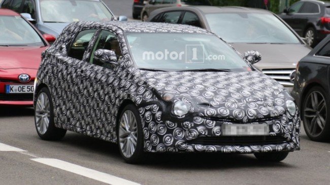 В Сеть выложили фотографии нового хэчтбека Toyota Auris (2).jpg