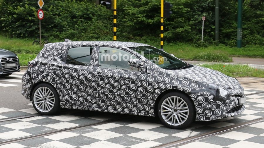 В Сеть выложили фотографии нового хэчтбека Toyota Auris (3).jpg