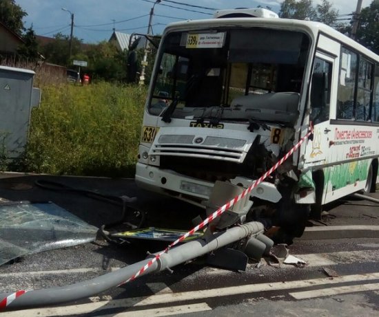 В Красном Селе маршрутка врезалась в столб (3).jpg