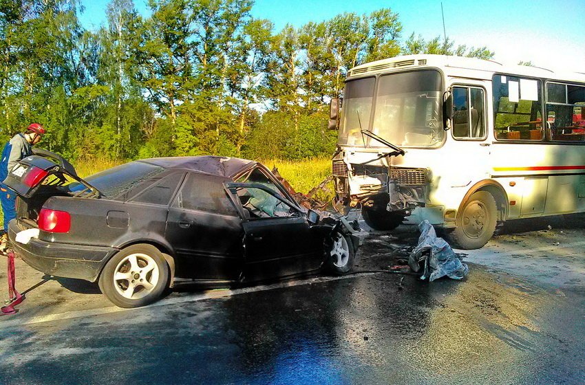 В ДТП с маршруткой под Смоленском погиб человек (2).jpg