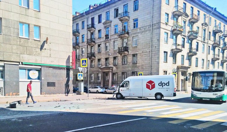 В Петербурге в ДТП с маршруткой пострадали два человека (3).jpg