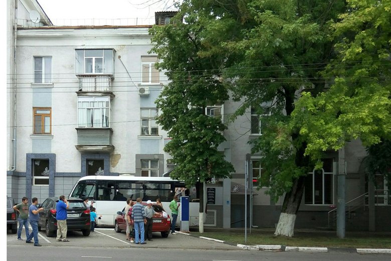 В центре Белгорода столкнулись иномарка и автобус (8).jpg