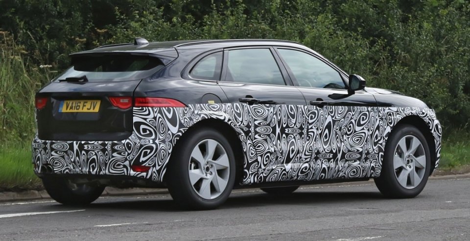Кроссовер Jaguar F-Pace 2018 проходит тесты (1).jpg