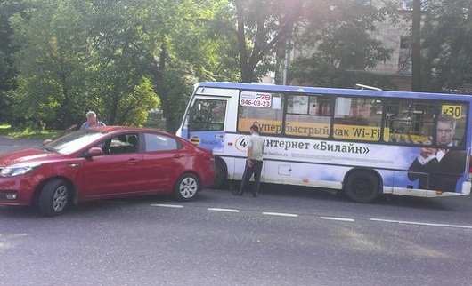 На Кондратьевском проспекте произошло тройное ДТП с маршруткой (1).jpg