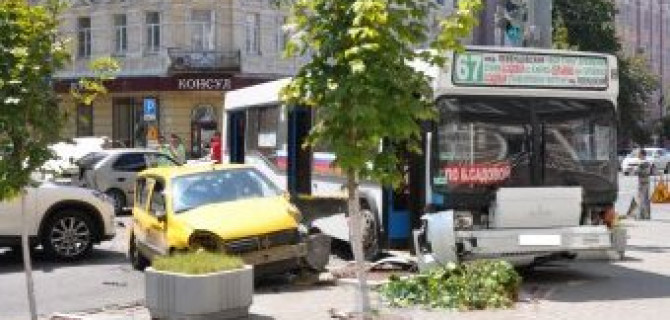В центре Ростова автобус протаранил 5 машин