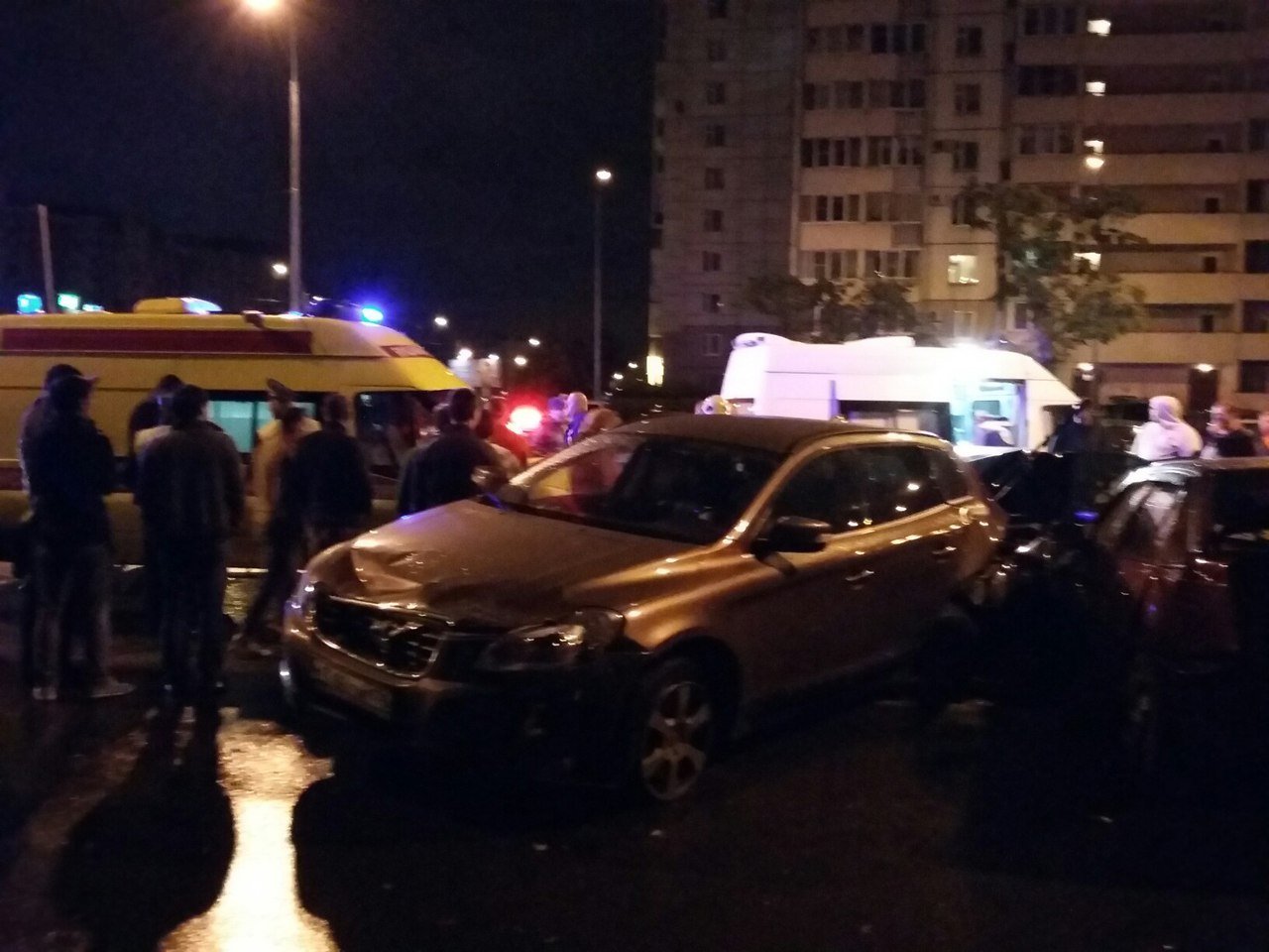 В Петербурге Mercedes протаранил припаркованные автомобили пострадали два человека (3).jpg
