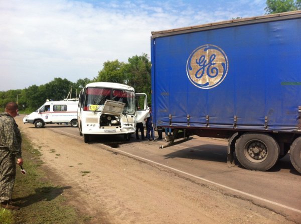 Под Воронежем в ДТП с автобусом и грузовиком пострадали 15 человек (2).jpg