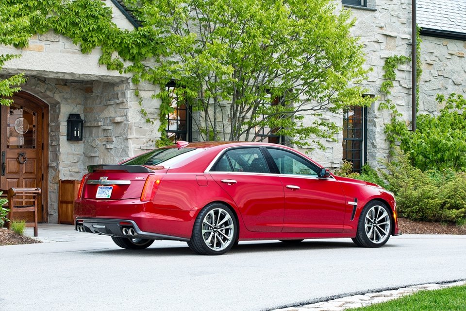 В России стартовали продажи нового седана Cadillac CTS-V (2).jpg