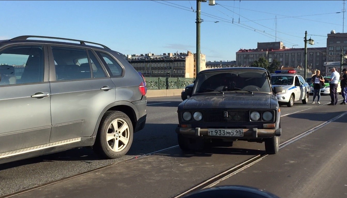 "Жигули" врезались в кроссовер BMW X-Series на Литейном мосту ДТП на Литейном мосту