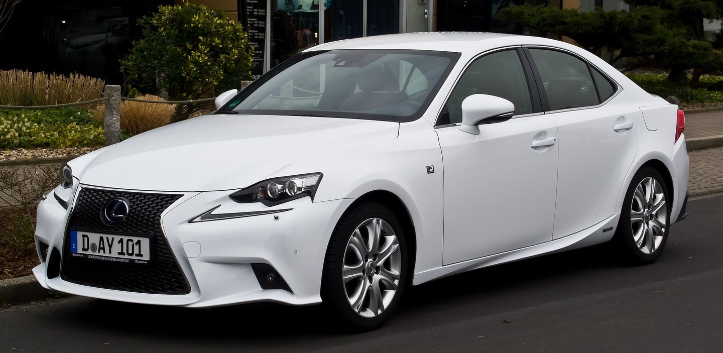 Седан Lexus IS покидает Россию.jpg