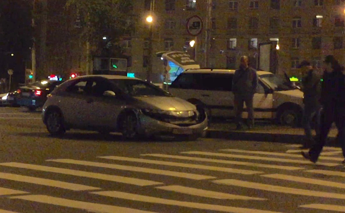 Honda Civic "срубил" Фольксвагена на Светлановской площади. ДТП на Светлановской площади