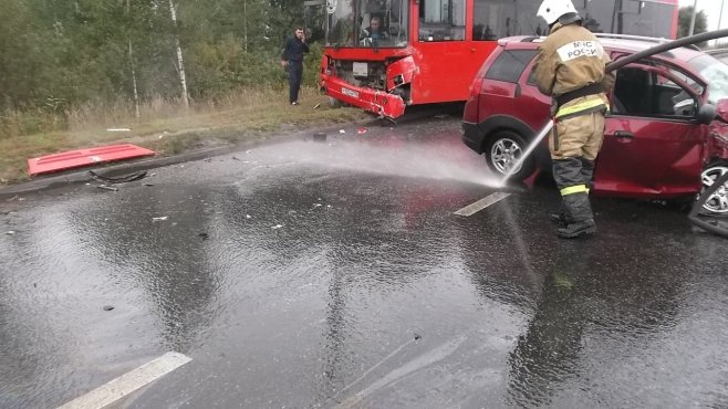 В Казани столкнулась легковушка и автобус В Казани столкнулась легковушка и автобус (2).jpg