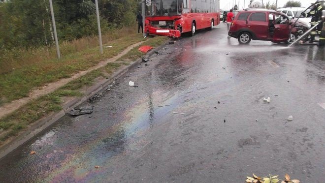 В Казани столкнулась легковушка и автобус В Казани столкнулась легковушка и автобус (4).jpg