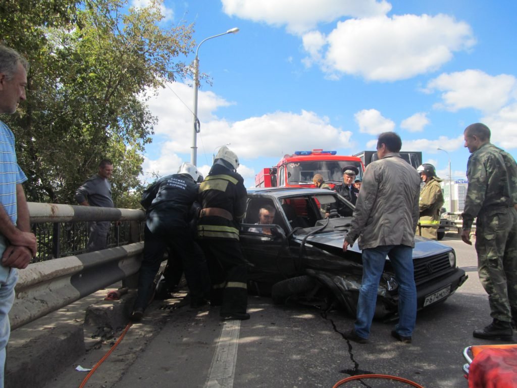 В Воронеже пассажиру автомобиля оторвало руку об отбойник, а водитель скрылся В Воронеже пассажиру автомобиля оторвало руку об отбойник, а водитель скрылся.jpg