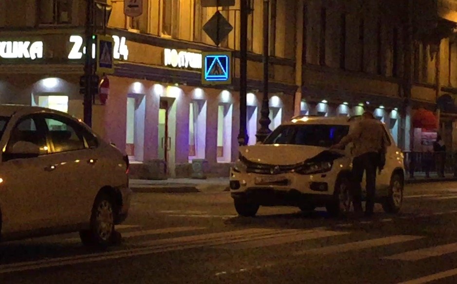 Volkswahen Tiguan влетел в Nissan Almera на улице Восстания. ДТП на улице Восстания