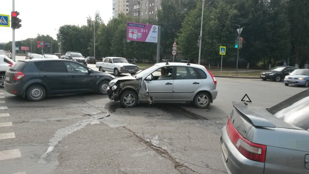 В Уфе после ДТП машину отбросило на остановку пострадали две женщины (1).jpg