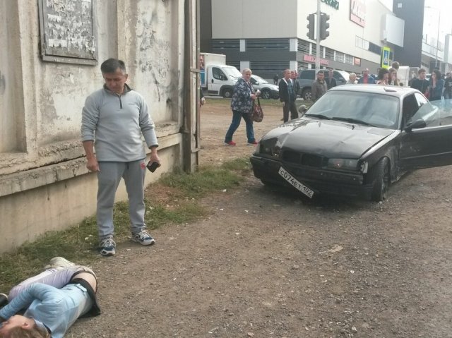 В Уфе после ДТП машину отбросило на остановку пострадали две женщины (3).jpg