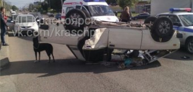В Красноярске в ДТП перевернулся ВАЗ: погибла женщина