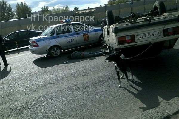 В Красноярске в ДТП перевернулся ВАЗ: погибла женщина В Красноярске в ДТП перевернулся ВАЗ погибла женщина (2).jpg