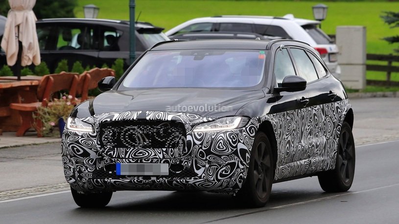 На дорожных тестах замечен новый кроссовер от Jaguar (1).jpg