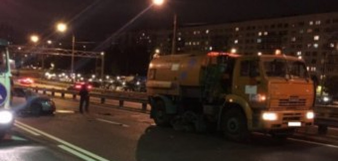 В ДТП с поливомоечной машиной в Петербурге погиб водитель ВАЗа