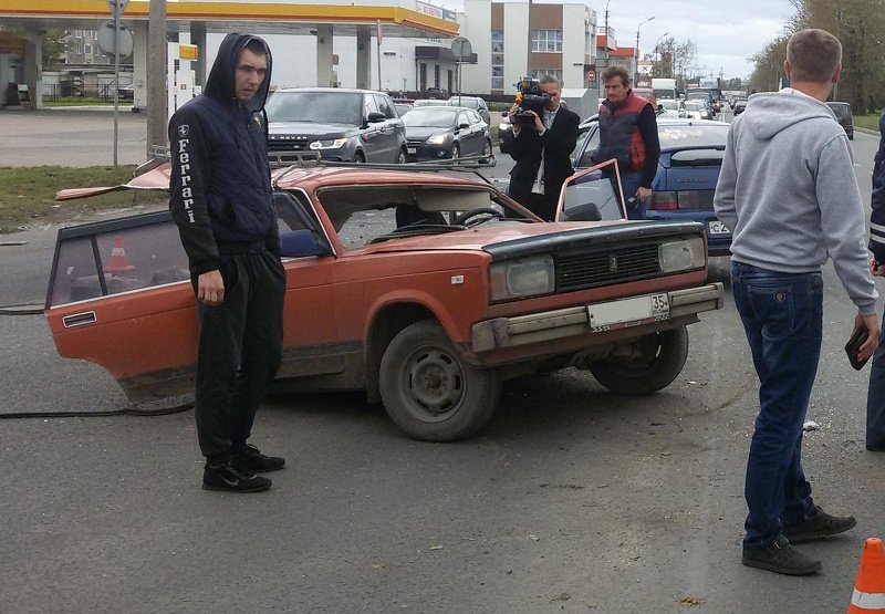 В Череповце в ДТП ВАЗ разорвало пополам (3).jpg