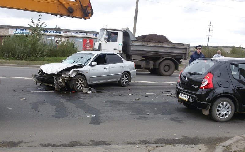 В Череповце в ДТП ВАЗ разорвало пополам (4).jpg