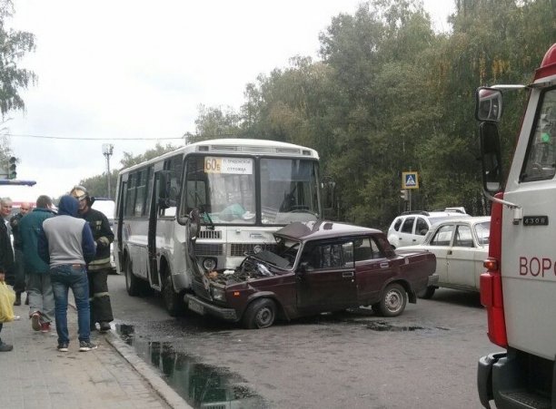 В Воронеже в ДТП с маршруткой и ВАЗом пострадал человек (1).jpg