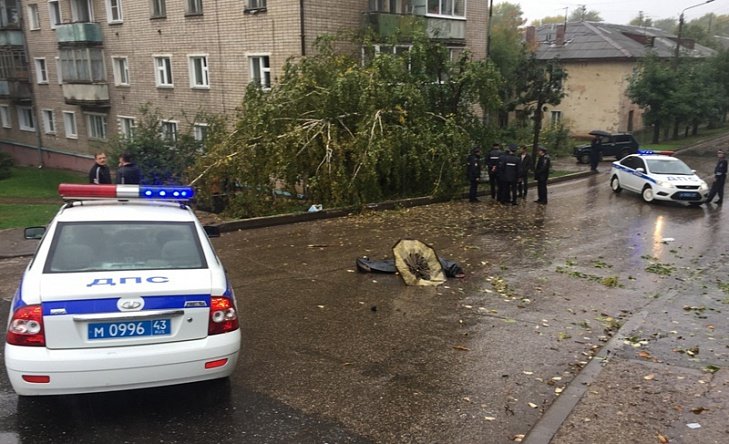 В Кирове грузовик насмерть сбил женщину и врезался в дом (2).JPG