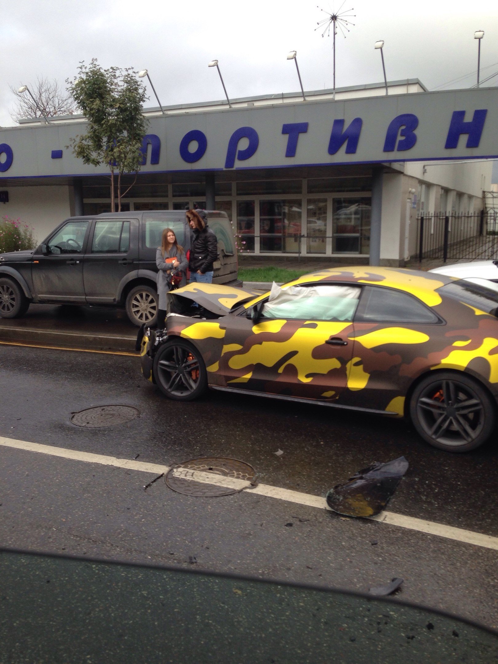 На Варшавском шоссе в Москве после ДТП перевернулась иномарка (6).jpg