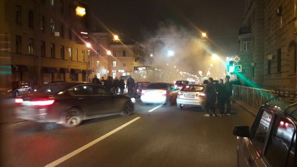 В Петербурге после ДТП с трамваем сгорел свадебный автомобиль В Петербурге после ДТП с трамваем сгорел свадебный автомобиль (2).jpg