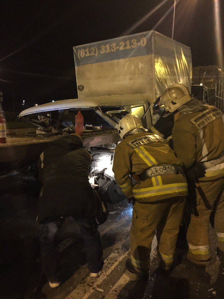 На КАД в ДТП с фурой зажало водителя микроавтобуса На КАД в ДТП с фурой зажало водителя микроавтобуса (3).jpg