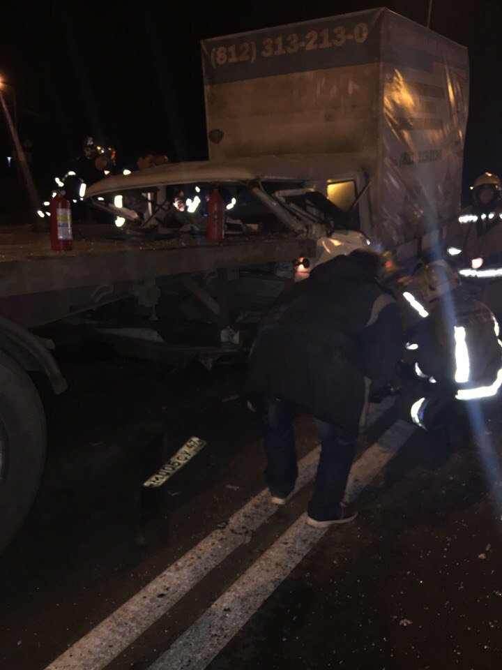 На КАД в ДТП с фурой зажало водителя микроавтобуса На КАД в ДТП с фурой зажало водителя микроавтобуса (2).jpg