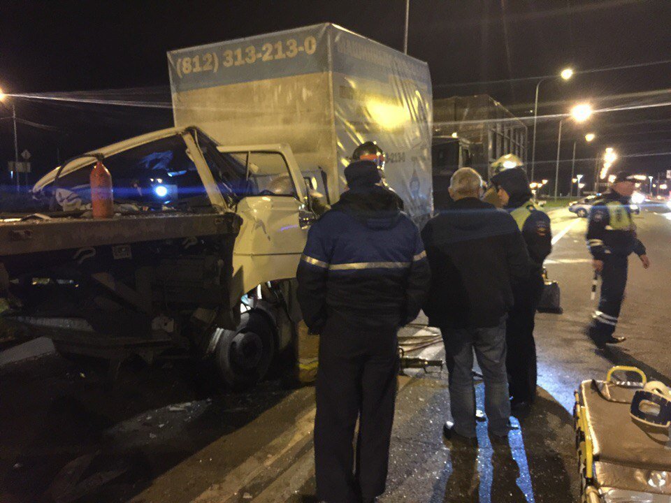 На КАД в ДТП с фурой зажало водителя микроавтобуса На КАД в ДТП с фурой зажало водителя микроавтобуса (1).jpg