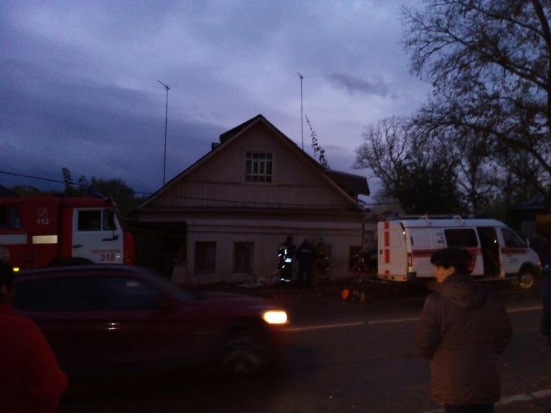 В Звенигороде водитель самосвала погиб, врезавшись в дом В Звенигороде водитель самосвала погиб, врезавшись в дом (3).jpg