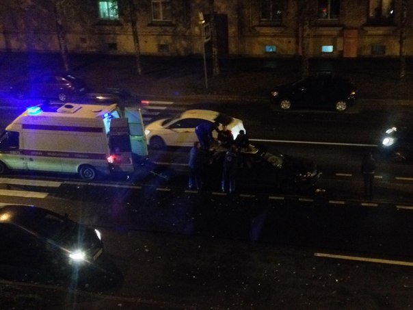 В Петербурге на Литовской улице сбитого пешехода забросило на крышу автомобиля В Петербурге на Литовской улице сбитого пешехода забросило на крышу автомобиля (2).jpg