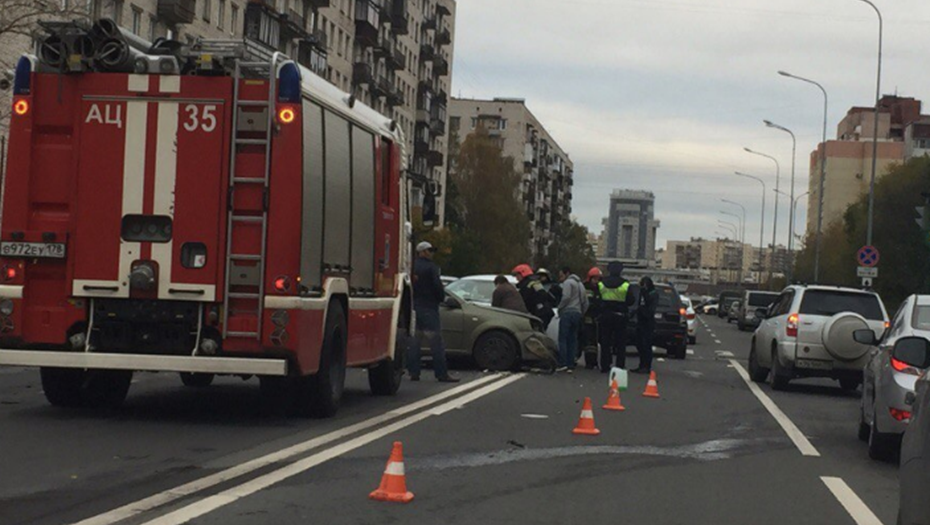 В Петербурге в ДТП на улице Лени Голикова пострадали женщина и годовалый ребенок (1).png