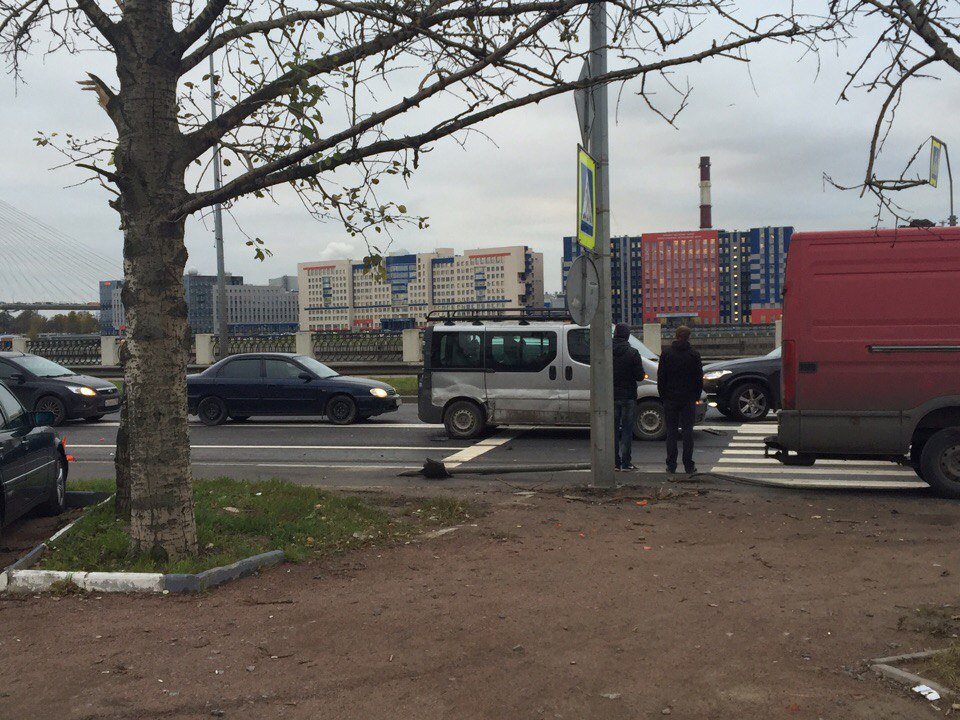 Массовое ДТП на Октябрьской набережной в Петербурге (3).jpg